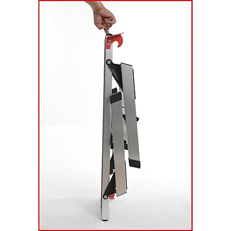 Graue Trittleiter im Profil, gefaltet. Ein Arm hält die Leiter am oberen Teil fest.